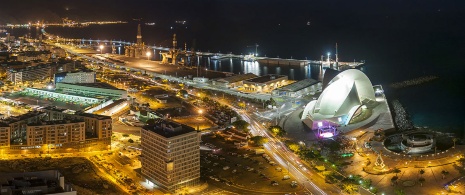 Widok Santa Cruz de Tenerife na Wyspach Kanaryjskich, nocą