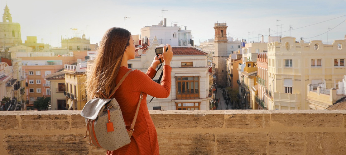 バレンシアの写真を撮影する旅行者