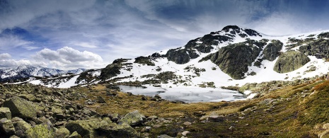 Lac de Peñalara dans le parc national de Guadarrama, région de Madrid