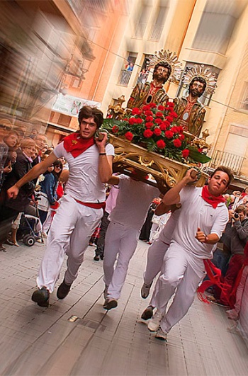 Le vol des statues de saints, l’un des moments phares de la fête de San Cosme et San Damián à Arnedo (La Rioja)