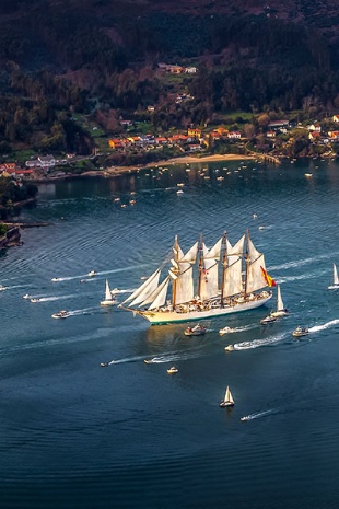 Le navire Juan Sebastian Elcano à sa sortie du port de Ferrol, province de La Corogne