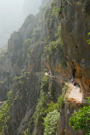 Praticantes de trekking no Roteiro do Cares