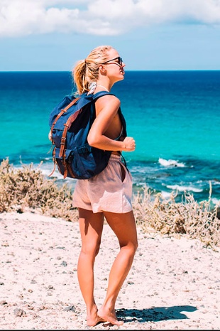 Une jeune fille sur une plage de Minorque, îles Baléares