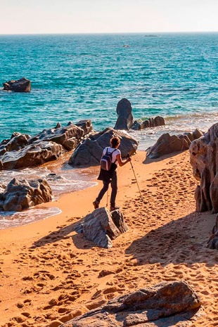 Un randonneur à Platja d’Aro. Costa Brava, Gérone