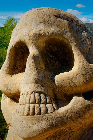  Tête de mort sur la route des visages de Buendía dans la province de Cuenca, Castille-La Manche