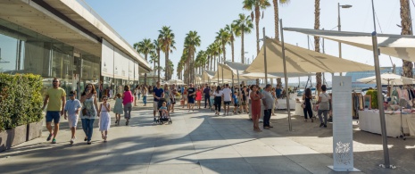 Vista da zona comercial do Muelle Uno em Málaga, Andaluzia