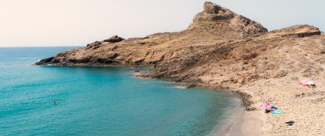 Vista do amanhecer na pequena praia de Arena, Cabo de Gata