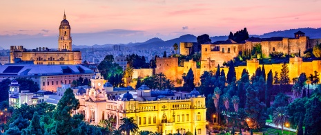 Vista al anochecer de la Catedral, el Ayuntamiento y la Alcazaba de Málaga, Andalucía