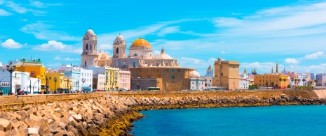 Vista de la Catedral de la Santa Cruz de Cádiz desde el frente marítimo, Andalucía