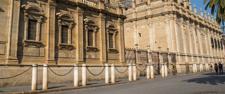 Detail of the columns and chains around Seville Cathedral © Avillfoto