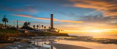 Faro en la playa de las Canteras de Chipiona en Cádiz, Andalucía