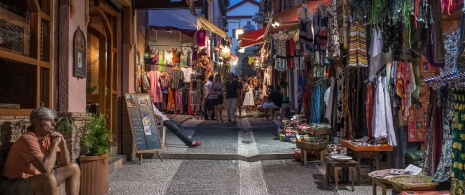 Calle en el mercado de La Alcaicería de Granada, Andalucía