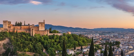 Blick vom Aussichtspunkt San Nicolás auf die Alhambra und die Stadt Granada, Andalusien