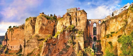 Vista panorámica del puente y la ciudad de Ronda en Málaga, Andalucía