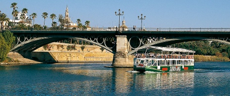 Schiff bei der Durchfahrt unter der Triana-Brücke 