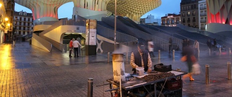 Chestnut vendor in front of the Mushroom monument in Seville