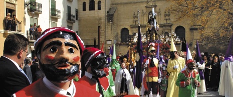 Personagens bíblicos durante a Sexta-Feira Santa de Alcalá la Real, em Jaén (Andaluzia)