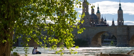 Steinbrücke und Basilika El Pilar