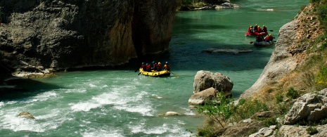 Des personnes faisant du rafting sur le Gállego dans la Hoya de Huesca, Aragon