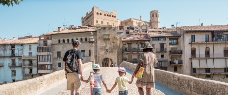 Eine Familie bei der Besichtigung der Ortschaft Valderrobres im Landkreis Matarraña, Teruel