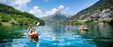 Junge Leute beim Kajakfahren auf dem Stausee von Lanuza, Huesca