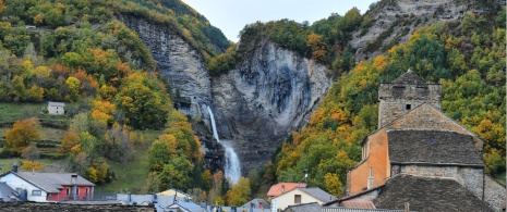 Vistas de Broto, Huesca, con la cascada del Sorrosal al fondo