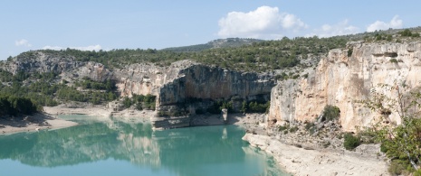 Widok na zbiornik wodny Santolea w Teruel, Aragonia