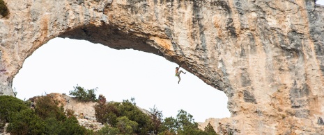 Turista praticando escalada no El Delfín de Rodellar em Huesca, Aragão