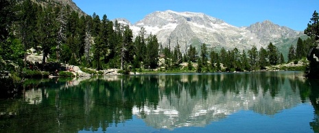 Veduta dell’Ibón de Escarpinosa con l’Aguja de Perramó sullo sfondo, Huesca