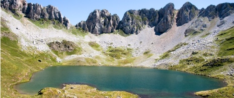 Blick auf den Ibón de Acherito, den westlichsten der Pyrenäen, in Huesca.