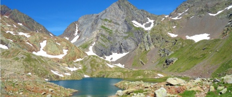 Widok na jedno z czterech Ibones Azules, Huesca