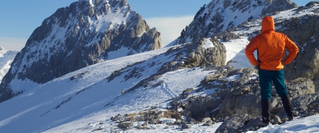 アラゴンのピレネー山脈に位置するテナ渓谷を進む登山家