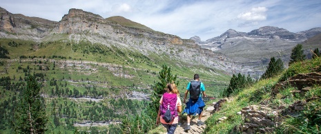 Senderistas en el Parque Nacional de Ordesa y Monte Perdido, Aragón