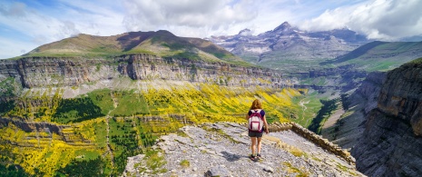 Turista no Parque Nacional de Ordesa e Monte Perdido em Huesca, Aragón