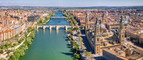 Vue du fleuve Èbre à son passage par la ville de Saragosse, Aragon