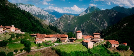 Veduta del villaggio rurale di Bandujo, Asturie