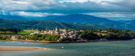 Ogólny widok na Castropol w Asturii