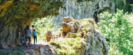 シャナス峠道の岩に刻まれた小道を渡るハイカーたち。