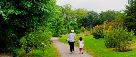 Touristen beim Spaziergang im Atlantischen Botanischen Garten von Gijón, Asturien