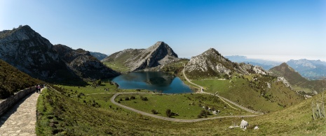 Widok jezior w Covadonga w Parku Narodowym Picos de Europa, Asturia