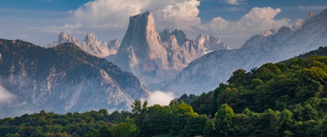 Vista do Naranjo de Bulnes a partir do Mirante del Pozo de la Oración, em Póo de Cabrales, Astúrias