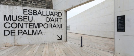 Detal wejścia Es Baluard w Palma de Mallorca, Baleary