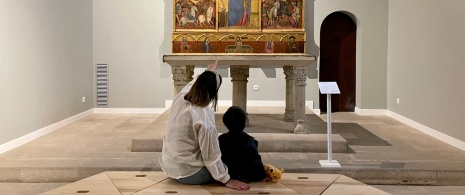 Tourist admiring an exhibit in the Museu d