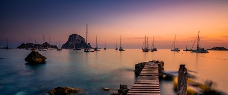 Barcos al atardecer en Cala D