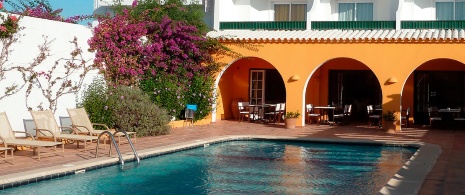 Piscina de un hotel de Menorca