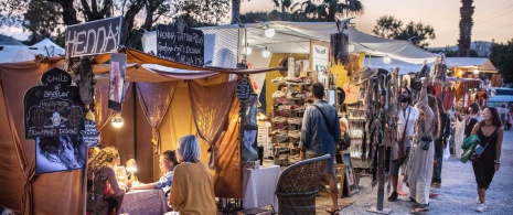 Zbliżenie na bazar Las Dalias w Sant Carles de Peralta na Ibizie, Baleary