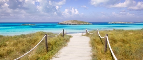 Vue de la plage Ses Illetes à Formentera, îles Baléares