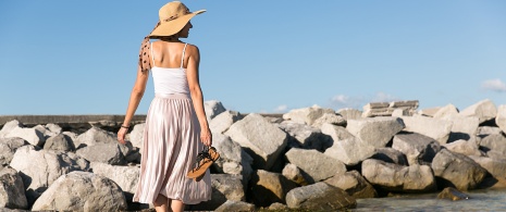 海の前を歩く女性