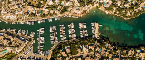 Vue aérienne du port de plaisance de Cala d’Or à Majorque, îles Baléares