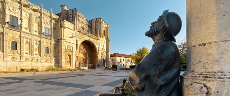 Estátua de peregrino em frente ao Parador e à igreja de San Marcos em León, Castilla y León